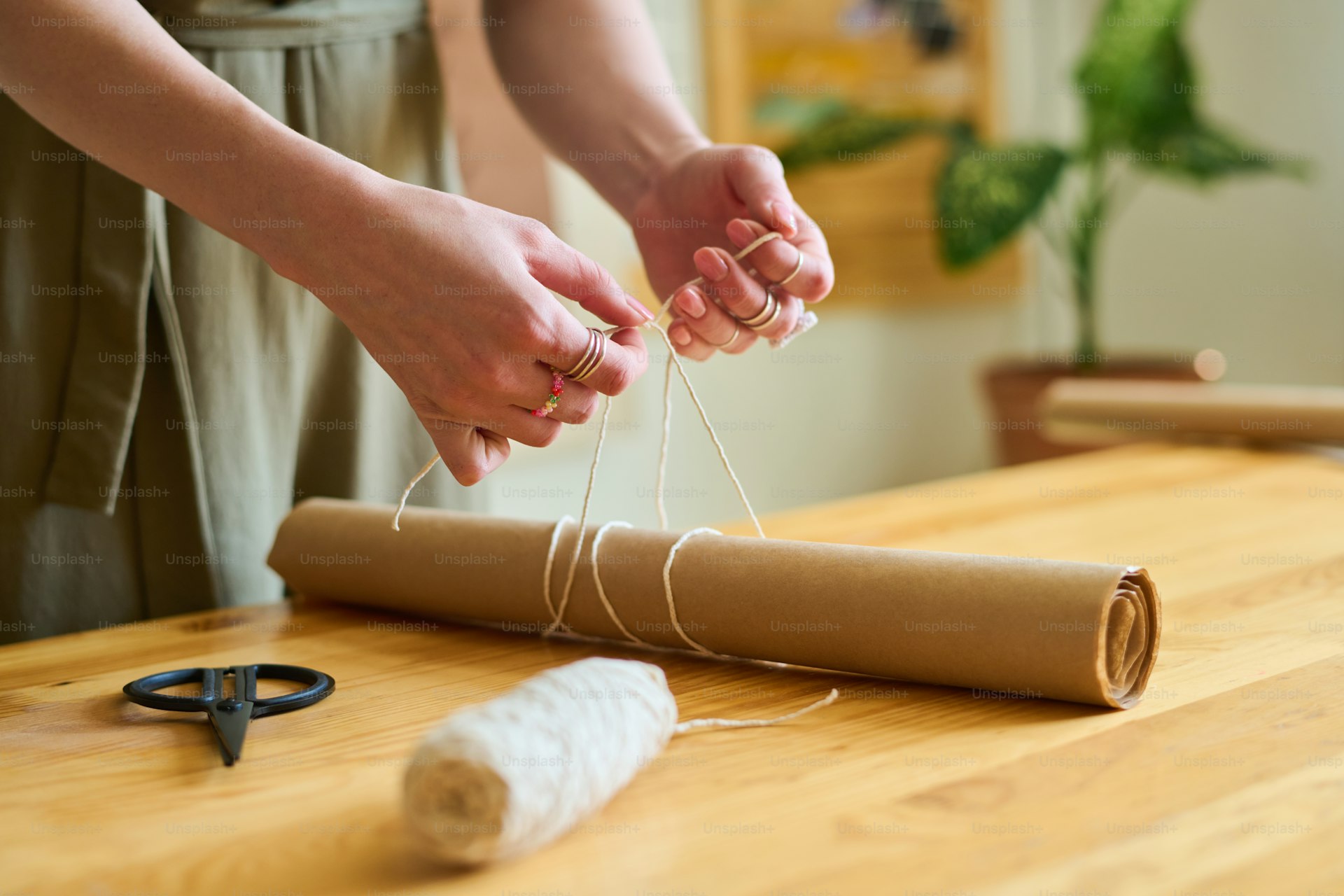 선물을 꼼꼼하게 포장하는 모습